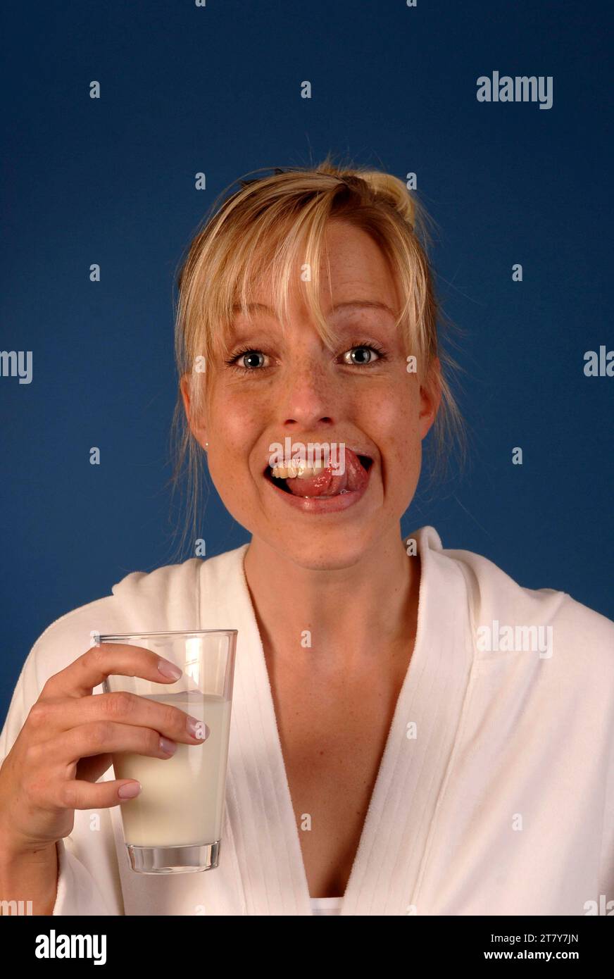 Junge Frau trinkt ein Glas Milch, BLF *** Young woman drinking a glass of milk, BLF 07000008 xH Stock Photo