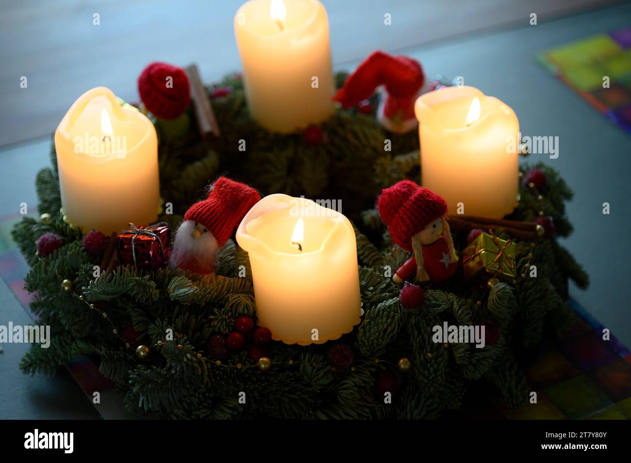 Adventskranz mit brennenden Kerzen, BLF *** Advent wreath with burning candles, BLF 22049614 Bernd Leitner Fotodesign Credit: Imago/Alamy Live News Stock Photo