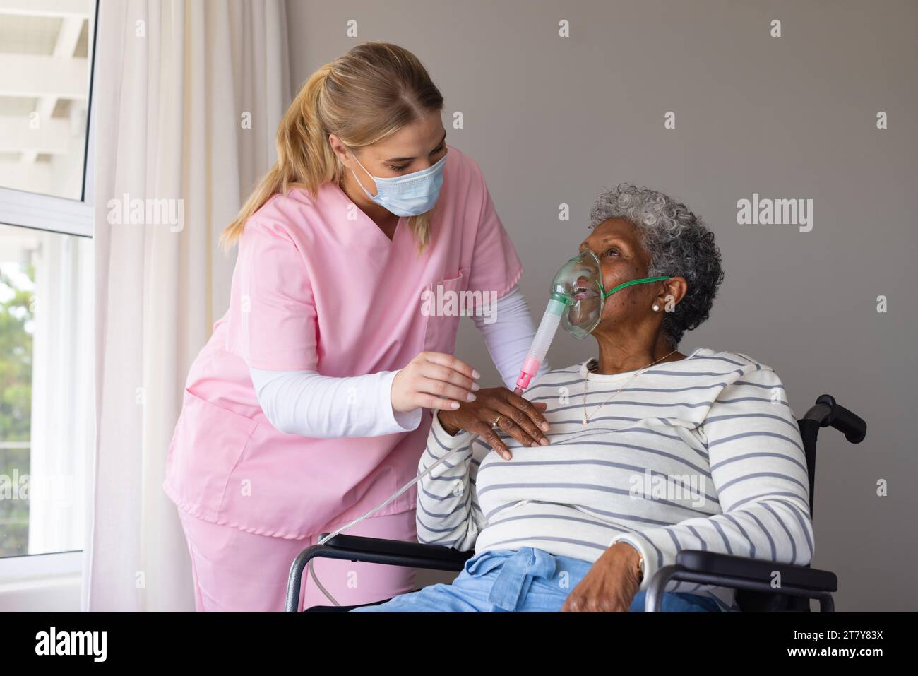 Female patient oxygen mask hi-res stock photography and images - Alamy