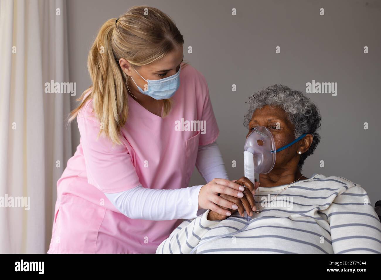 Patient oxygen mask hi-res stock photography and images - Alamy