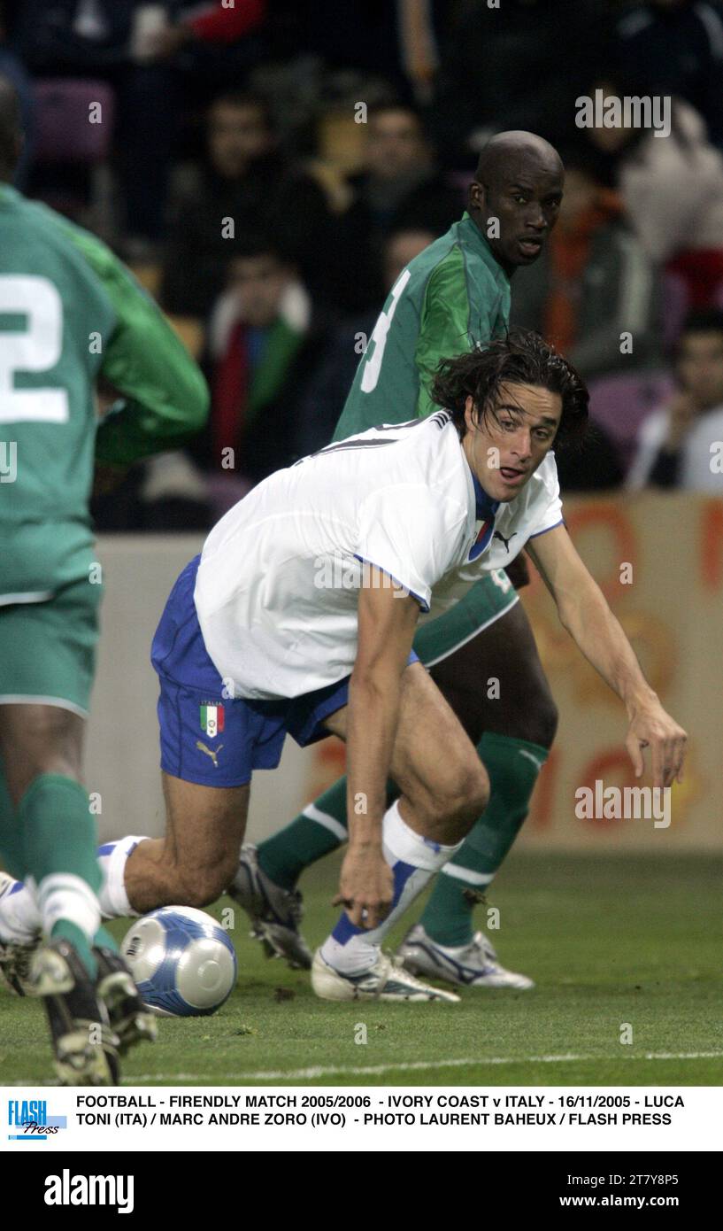 FOOTBALL - FIRENDLY MATCH 2005/2006 - IVORY COAST v ITALY - 16/11/2005 - LUCA TONI (ITA) / MARC ANDRE ZORO (IVO) - PHOTO LAURENT BAHEUX / FLASH PRESS Stock Photo