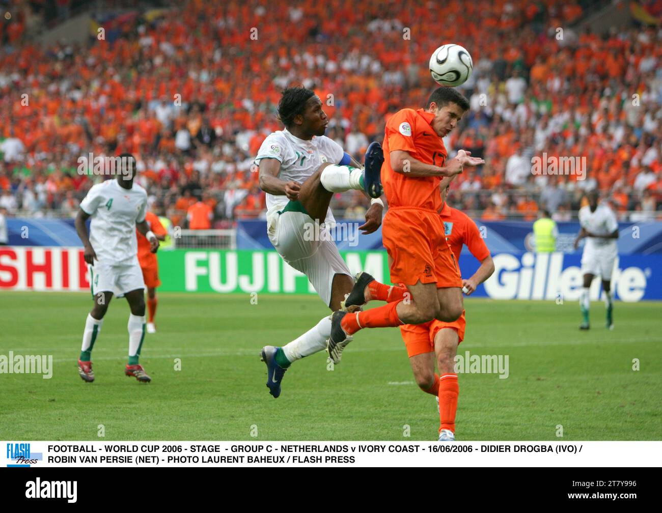 FOOTBALL - WORLD CUP 2006 - STAGE - GROUP C - NETHERLANDS v IVORY COAST - 16/06/2006 - DIDIER DROGBA (IVO) / ROBIN VAN PERSIE (NET) - PHOTO LAURENT BAHEUX / FLASH PRESS Stock Photo