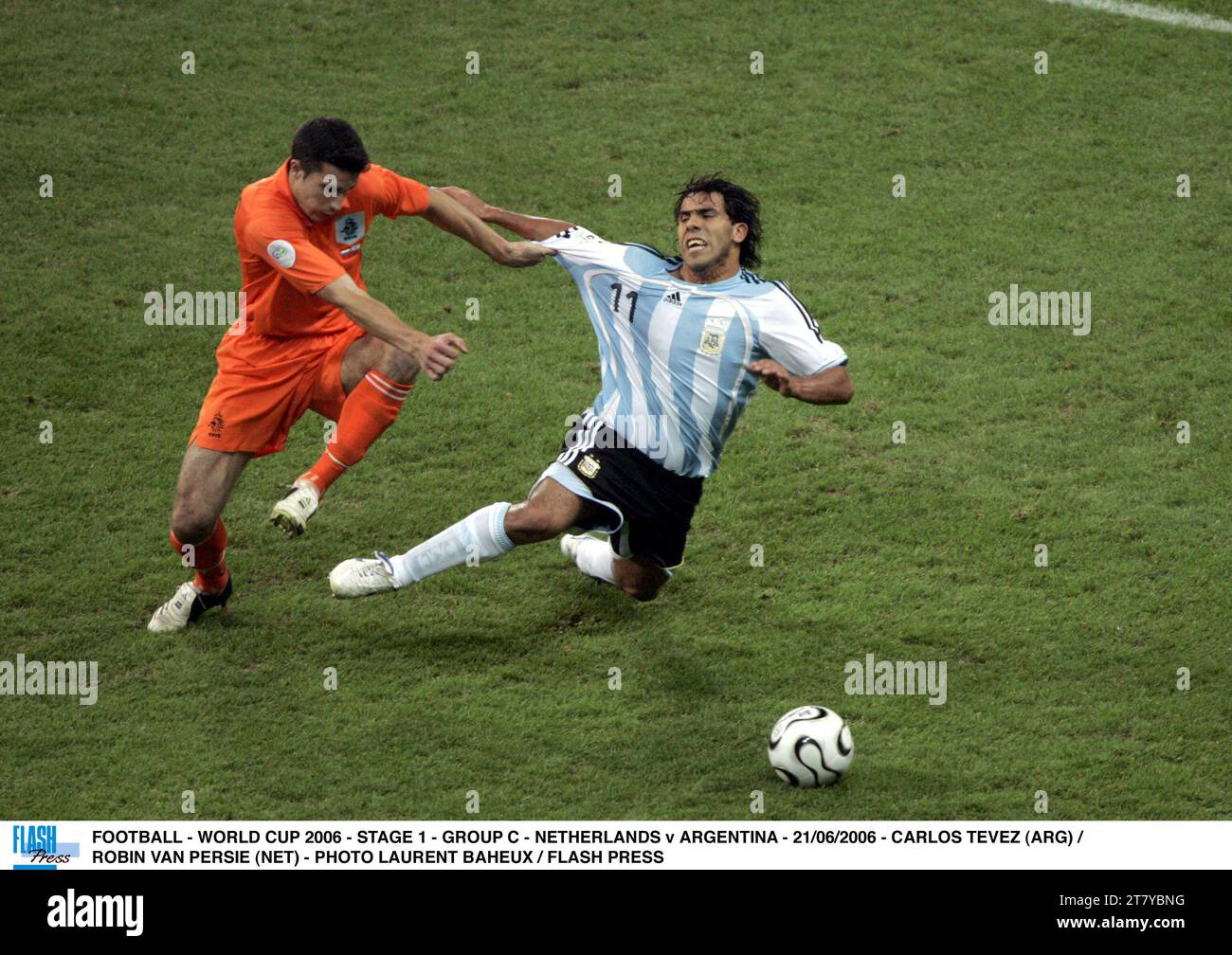 FOOTBALL - WORLD CUP 2006 - STAGE 1 - GROUP C - NETHERLANDS v ARGENTINA - 21/06/2006 - CARLOS TEVEZ (ARG) /ROBIN VAN PERSIE (NET) - PHOTO LAURENT BAHEUX / FLASH PRESS Stock Photo