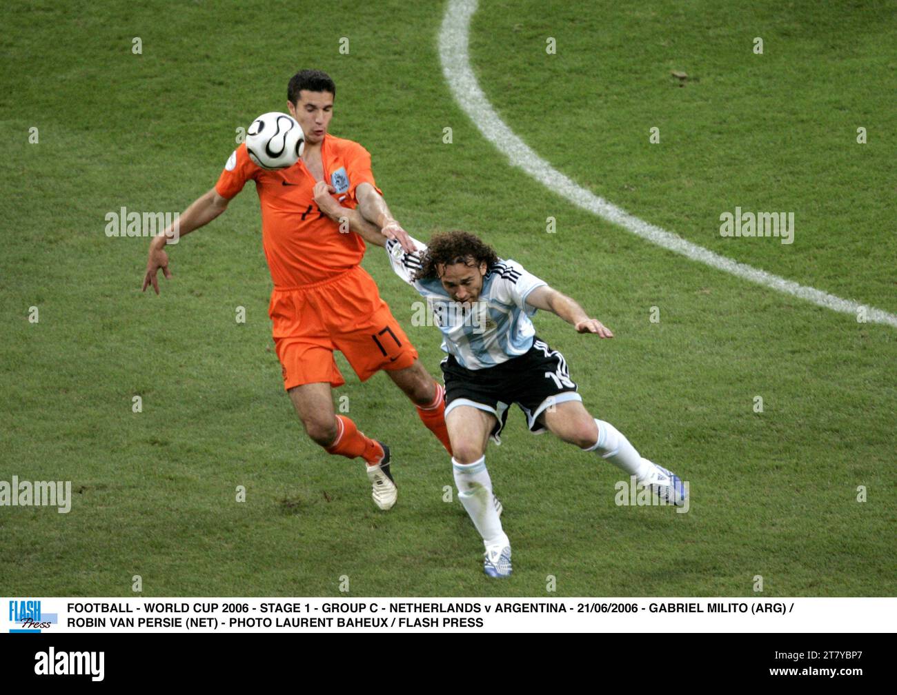 FOOTBALL - WORLD CUP 2006 - STAGE 1 - GROUP C - NETHERLANDS v ARGENTINA - 21/06/2006 - GABRIEL MILITO (ARG) /ROBIN VAN PERSIE (NET) - PHOTO LAURENT BAHEUX / FLASH PRESS Stock Photo