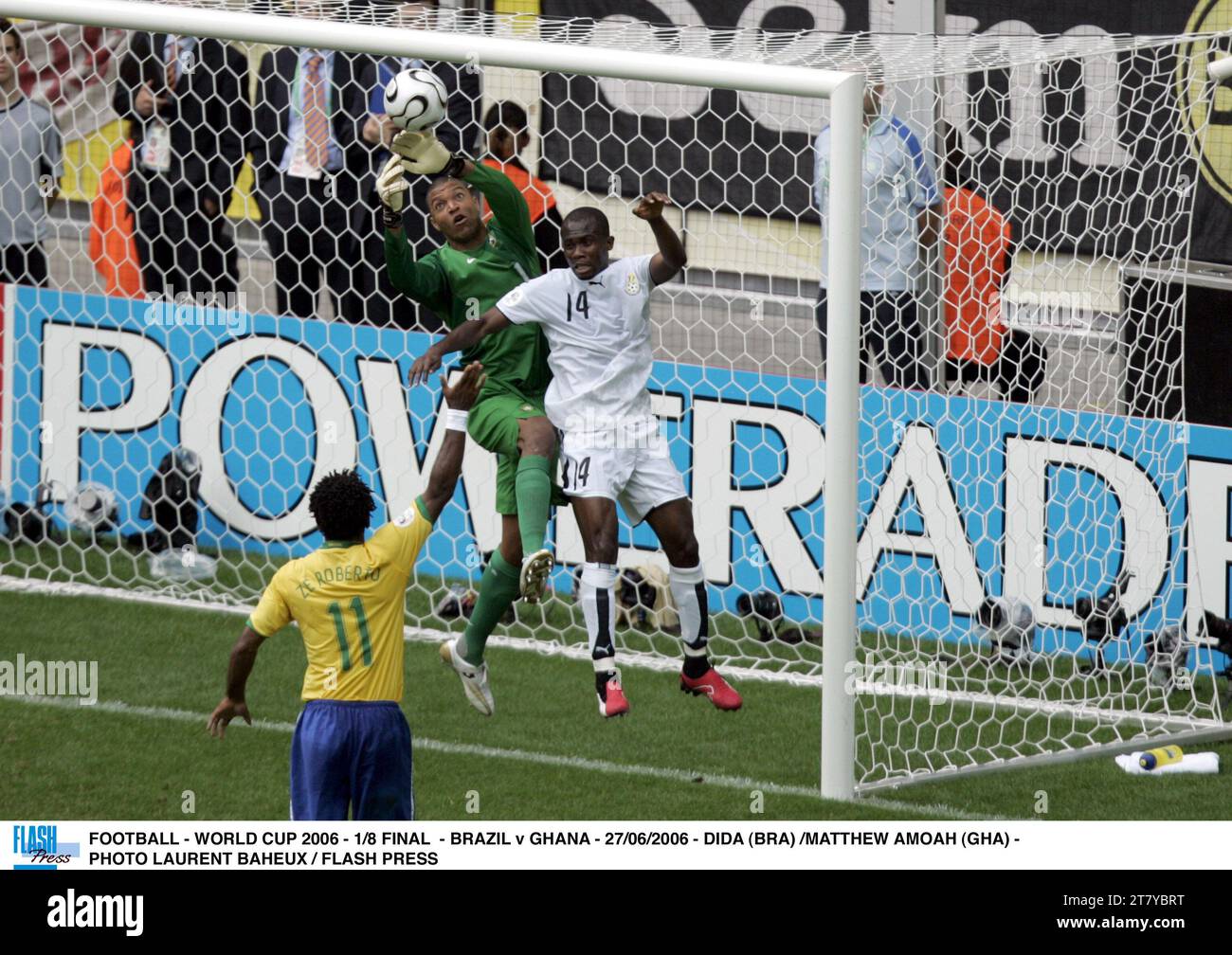 FOOTBALL - WORLD CUP 2006 - 1/8 FINAL - BRAZIL v GHANA - 27/06/2006 - DIDA (BRA) /MATTHEW AMOAH (GHA) - PHOTO LAURENT BAHEUX / FLASH PRESS Stock Photo