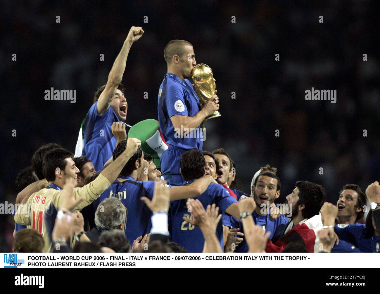 FOOTBALL - WORLD CUP 2006 - FINAL - ITALY v FRANCE - 09/07/2006 - CELEBRATION ITALY WITH THE TROPHY - PHOTO LAURENT BAHEUX / FLASH PRESS Stock Photo