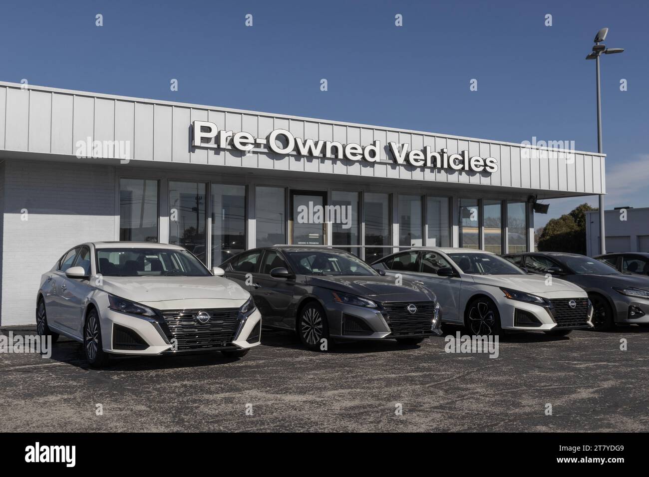 Nissan cabstar hires stock photography and images Alamy