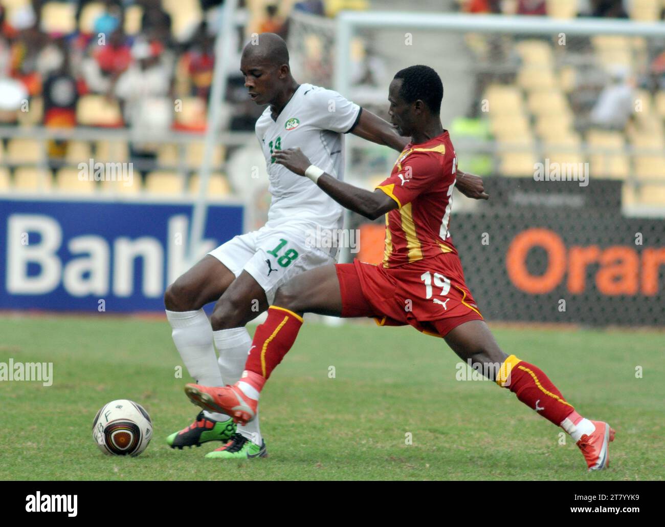 FOOTBALL - AFRICAN NATIONS CUP 2010 - GROUP B - BURKINA FASO v GHANA - 19/01/2010 - PHOTO MOHAMED KADRI / DPPI - CHARLES KABORE (BUR) / EMMANUEL AGYEMANG BADU (GHA) Stock Photo
