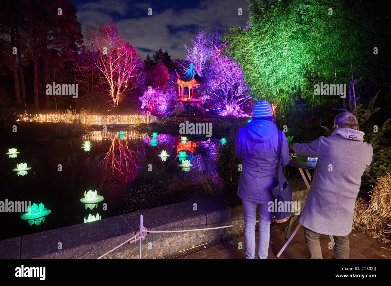 Hamburg, Germany. 17th Nov, 2023. The first visitors stand in front of