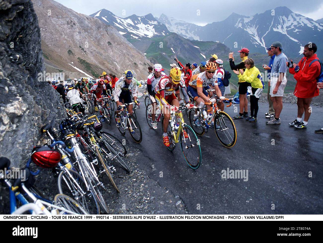 CYCLING - TOUR DE FRANCE 1999 - 990714 - SESTRIERES/ALPE D'HUEZ - ILLUSTRATION PELOTON MONTAGNE - PHOTO : YANN VILLAUME/DPPI # 20000085 109 Stock Photo