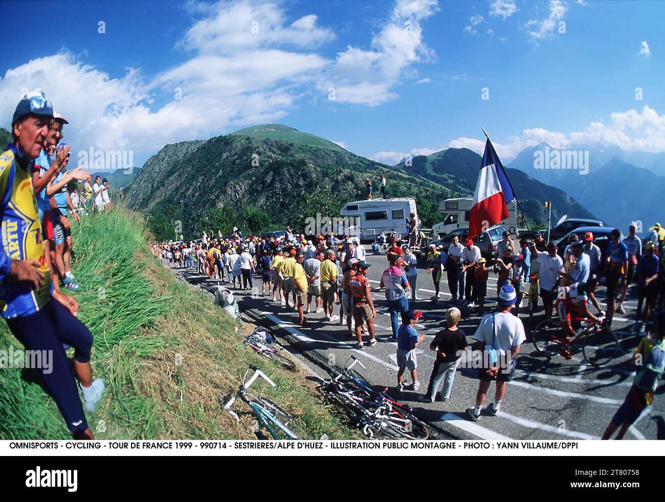 CYCLING - TOUR DE FRANCE 1999 - 990714 - SESTRIERES/ALPE D'HUEZ - ILLUSTRATION PUBLIC MONTAGNE - PHOTO : YANN VILLAUME/DPPI # 20000085 119 Stock Photo