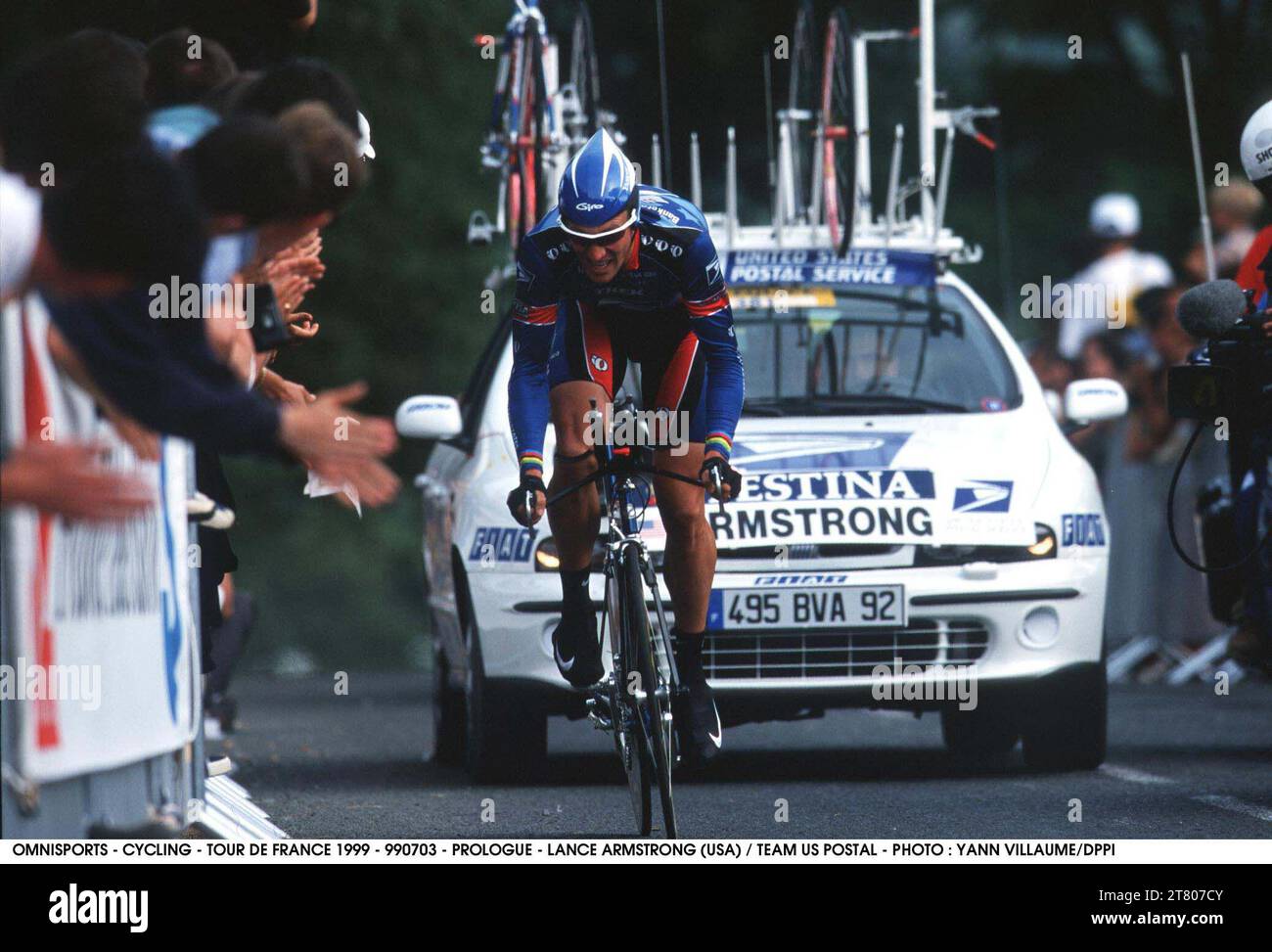 Champion Armstrong wins Tour de France prologue