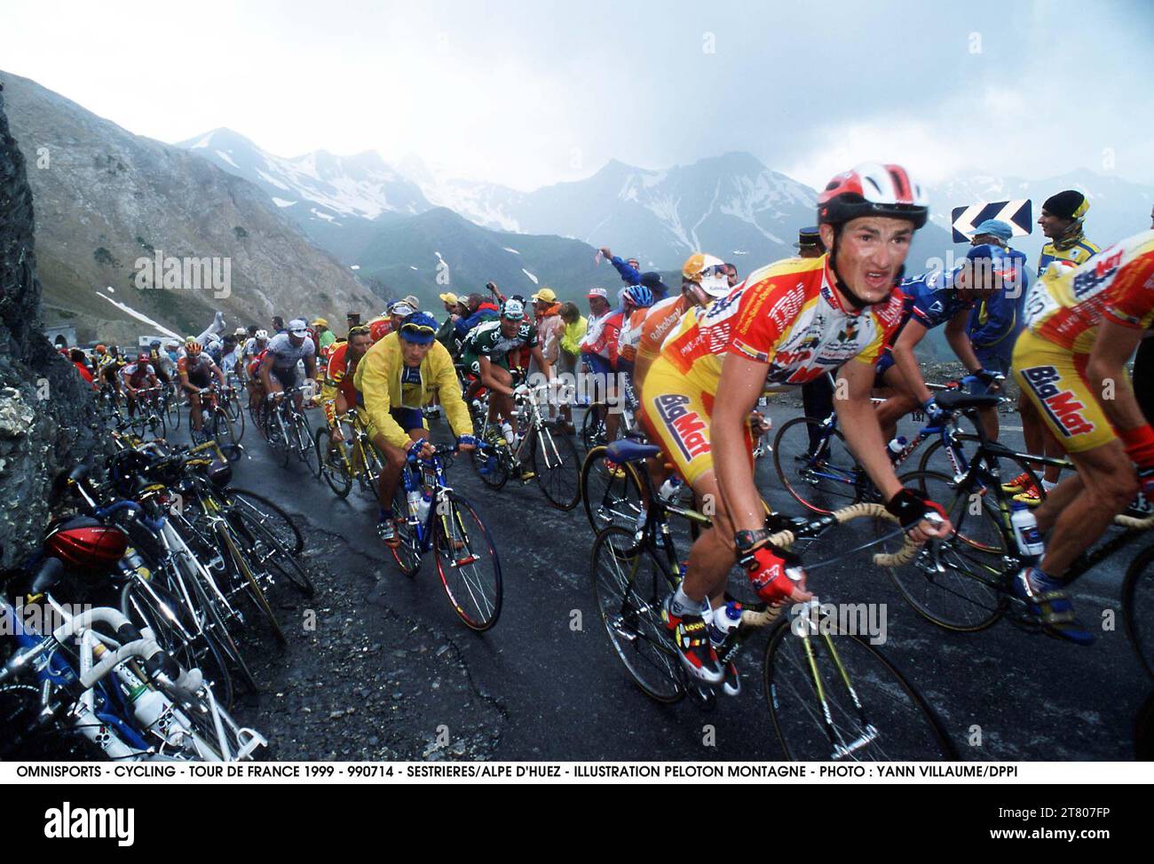 CYCLING - TOUR DE FRANCE 1999 - 990714 - SESTRIERES/ALPE D'HUEZ - ILLUSTRATION PELOTON MONTAGNE - PHOTO : YANN VILLAUME/DPPI # 20000085 107 Stock Photo