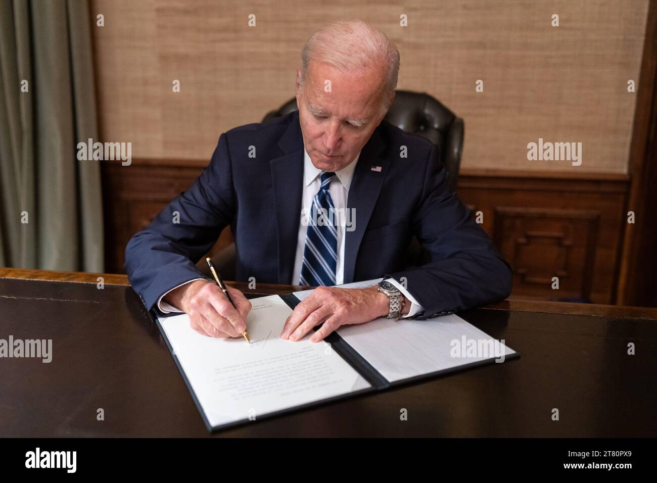 Washington, DC, USA. 30th Sep, 2023. President Joe Biden signs a H.R