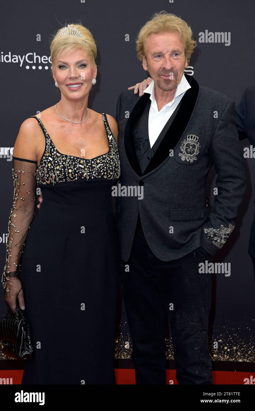 Thomas Gottschalk mit Partnerin Karina Mroß bei der 75. Bambi