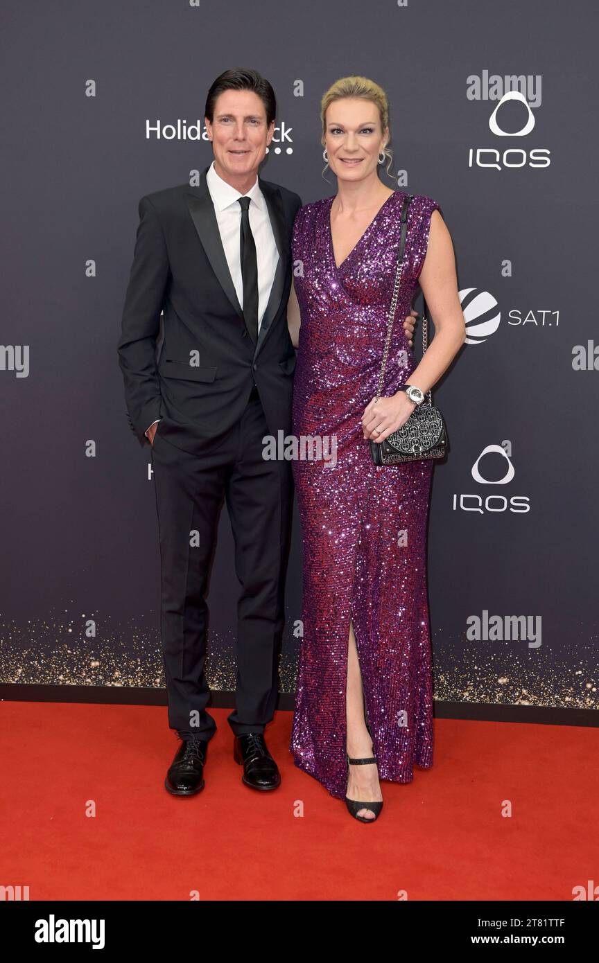Maria Höfl-Riesch mit Ehemann Marcus Höfl bei der 75. Bambi-Verleihung 2023 in der Bavaria Filmstadt. München, 16.11.2023 Stock Photo
