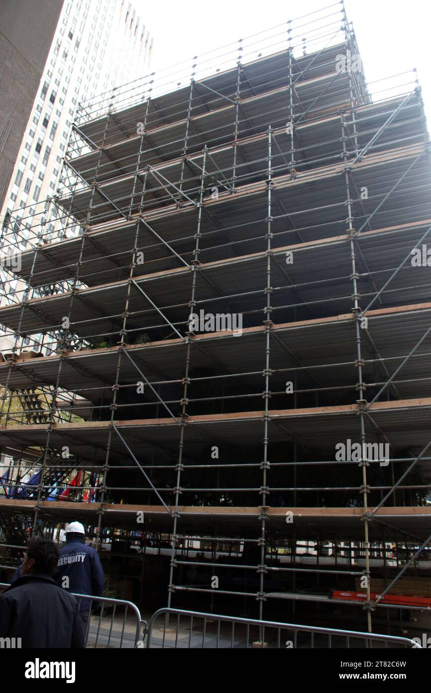 New York, NY, USA. 17th Nov, 2023. View of scaffolding surrounding the