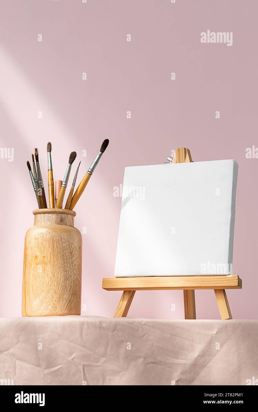 Painting stand hi-res stock photography and images - Alamy