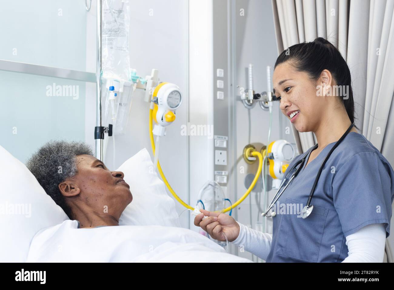 Doctor talking patient room hi-res stock photography and images - Alamy