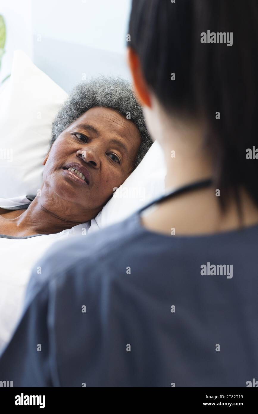 Doctor talking patient room hi-res stock photography and images - Alamy