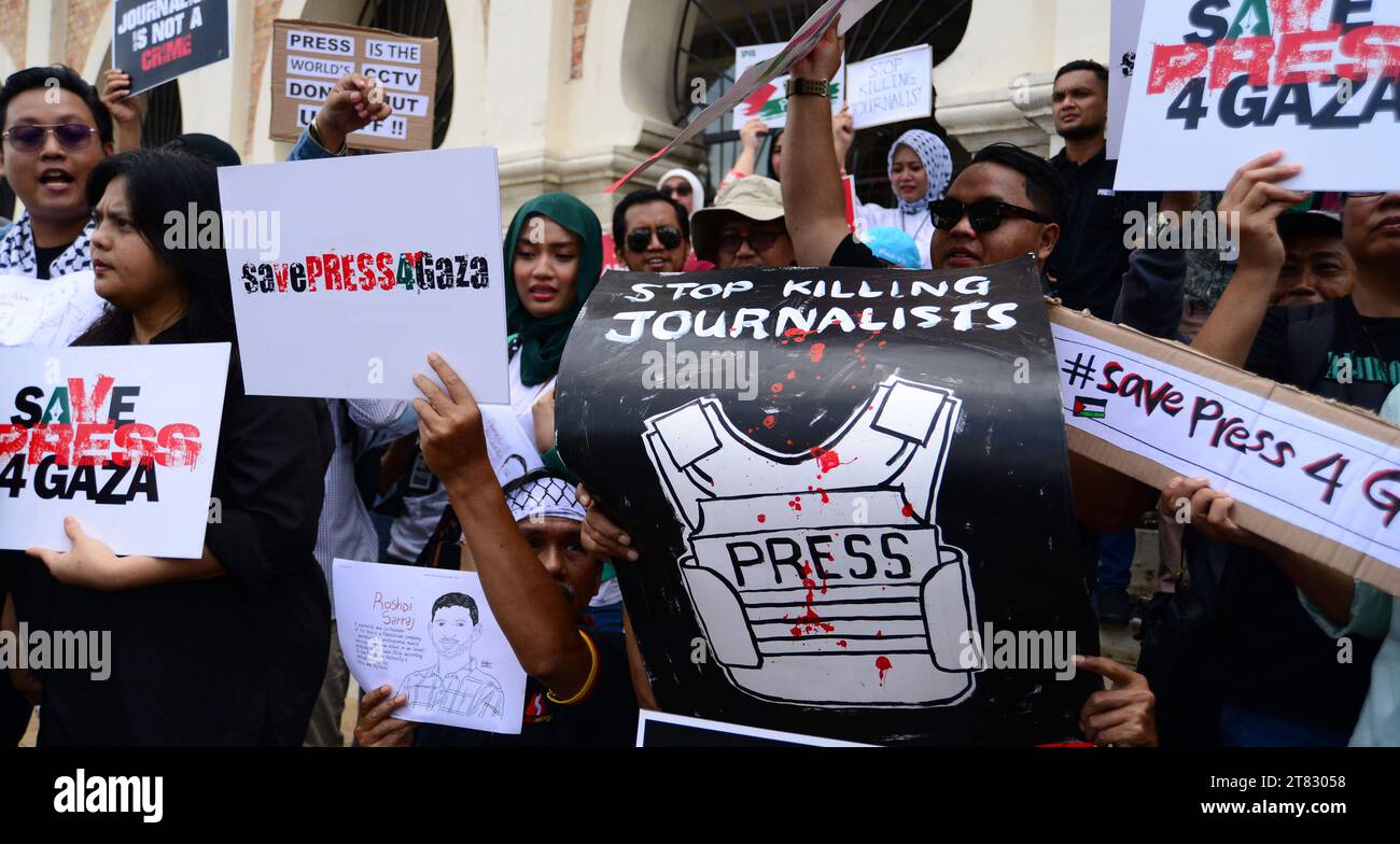 Kuala Lumpur, Malaysia. 18th Nov, 2023. Approximately 200 media pesonnel gathered at Dataran Merdeka for a peacefully rally about the ongoing carnage in Gaza.The united voice of Malaysia a media stands in solidarity with journalists in Gaza. Grace Lum. HBLNETWORK Credit: Imago/Alamy Live News Stock Photo