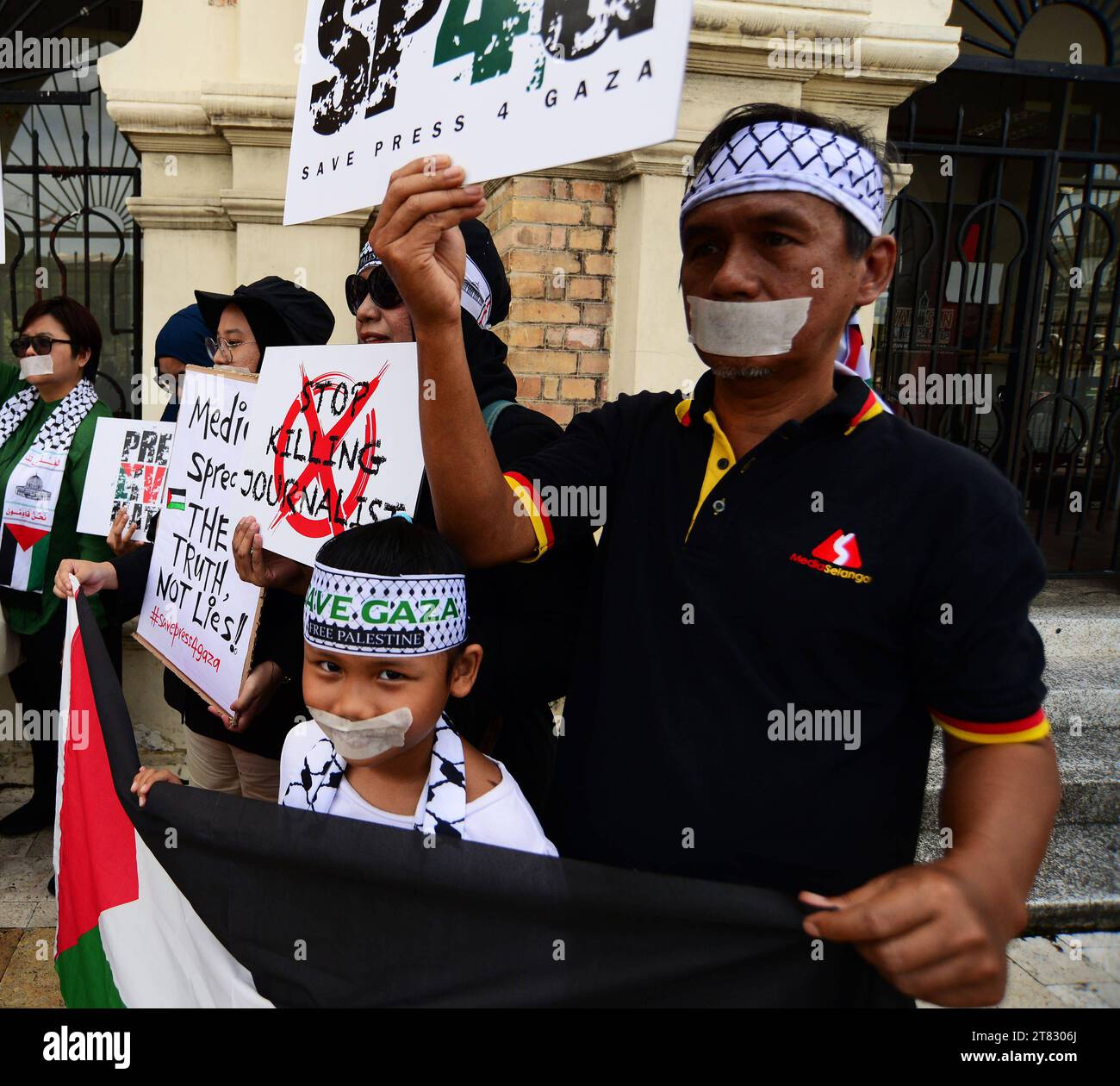 Kuala Lumpur, Malaysia. 18th Nov, 2023. Approximately 200 media pesonnel gathered at Dataran Merdeka for a peacefully rally about the ongoing carnage in Gaza.The united voice of Malaysia a media stands in solidarity with journalists in Gaza. Grace Lum. HBLNETWORK Credit: Imago/Alamy Live News Stock Photo