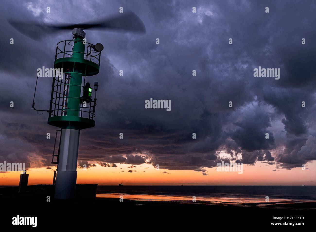 Le Sémaphore situé sur une tour radar dans les dunes de Sangatte, ce feu balise le chenal d'accès au port de Calais. Stock Photo