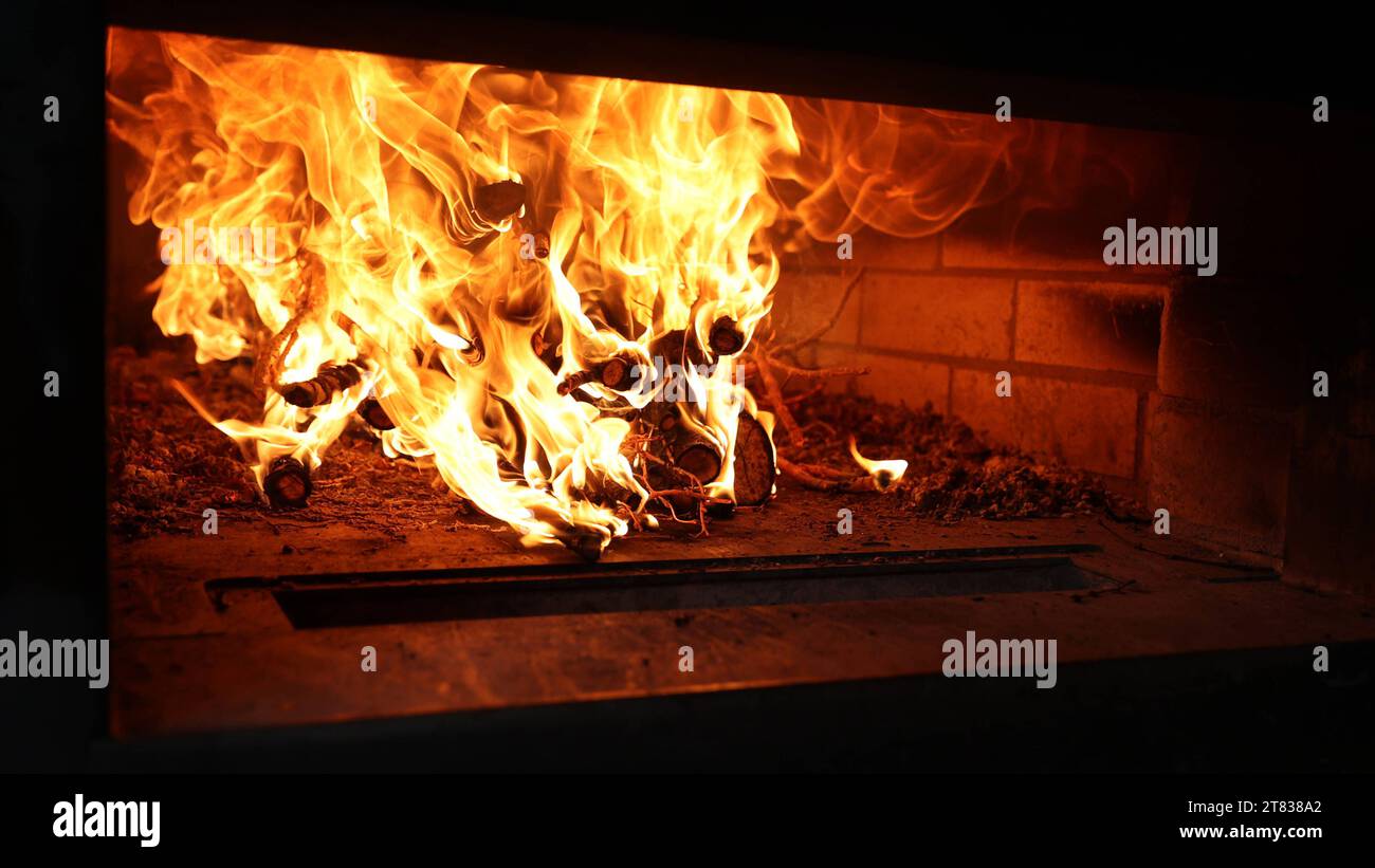 Ein Holzbackofen wird angeheizt. Feuer, Flammen. Feuer in einem Holzbackofen am 17.11.2023 in Freudenberg/Deutschland. *** A wood-burning oven is fired up Fire, flames Fire in a wood-burning oven on 17 11 2023 in Freudenberg Germany Credit: Imago/Alamy Live News Stock Photo