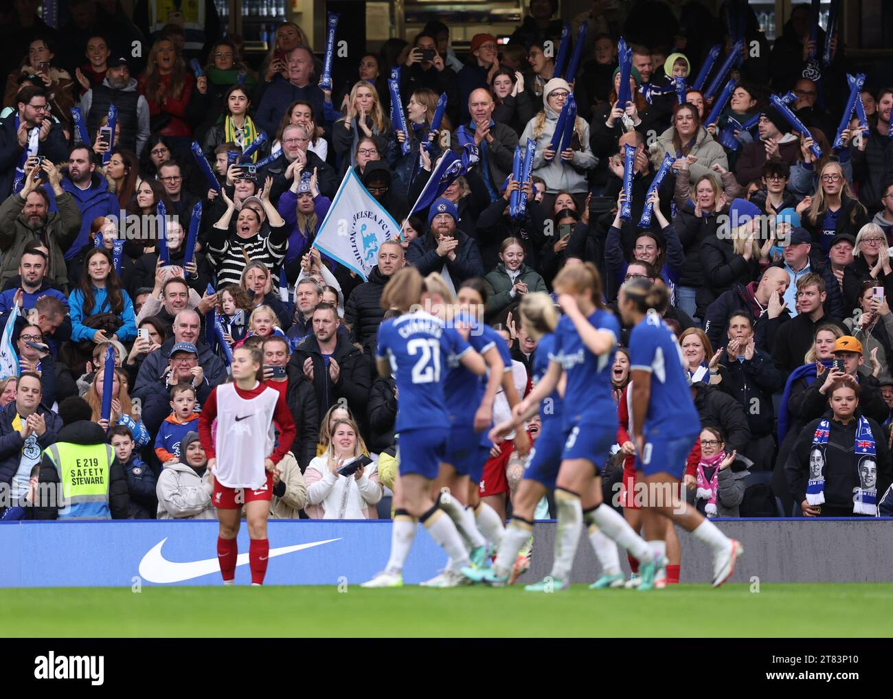 Chelsea fc fans hi res stock photography and images Page 3 Alamy