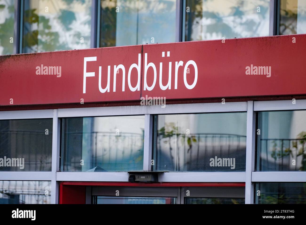 Düsseldorf 18.11.2023 Fundbüro Fundsache Düsseldorf Nordrhein-Westfalen Deutschland *** Düsseldorf 18 11 2023 Lost property office Lost property Düsseldorf North Rhine-Westphalia Germany Credit: Imago/Alamy Live News Stock Photo