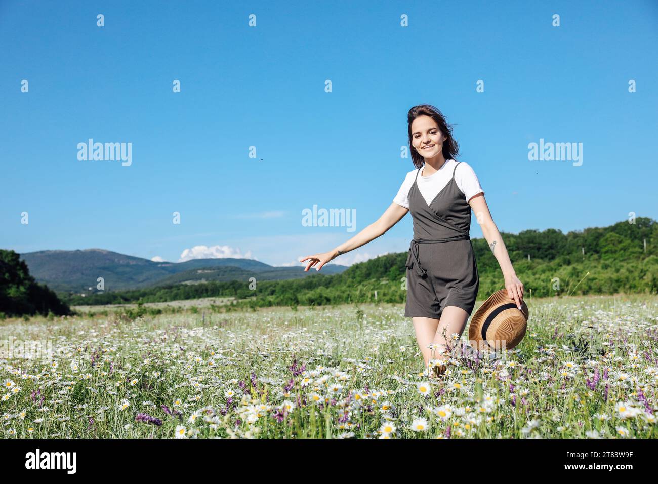 Blond girl with a straw hat hi-res stock photography and images - Alamy