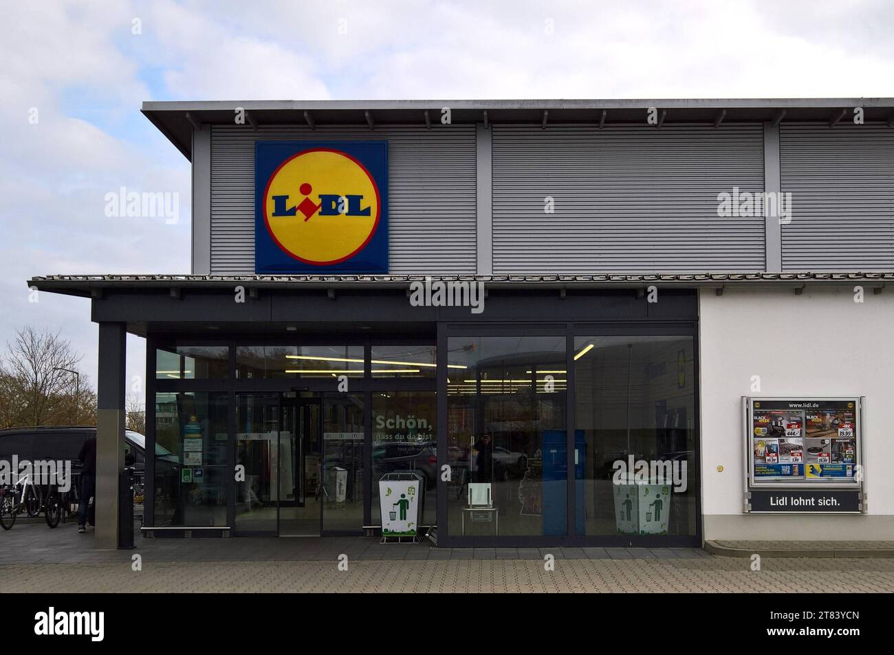 Unter dem Namen Lidl werden insgesamt über 12200 Filialen in Europa und ...