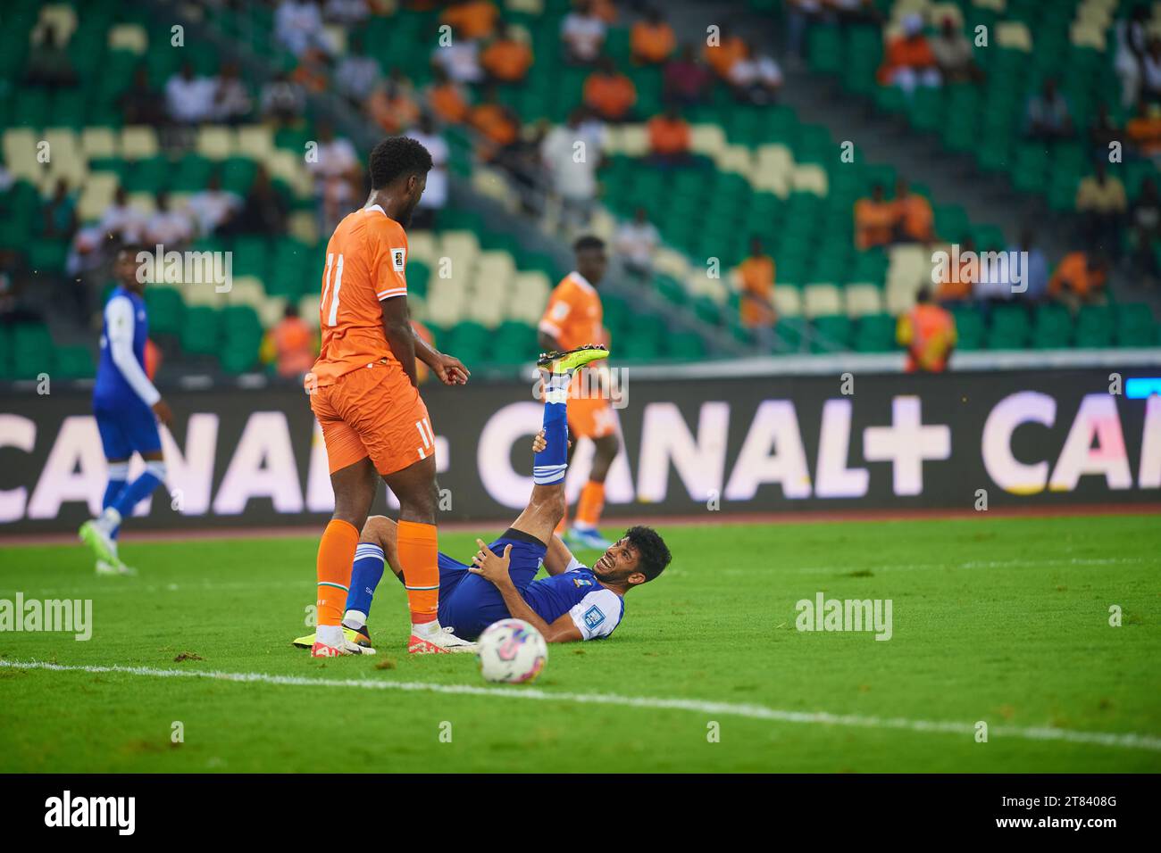 Seychellois players seeming to suffer after contact with Ivorian Krasso Jean Philippe Stock Photo