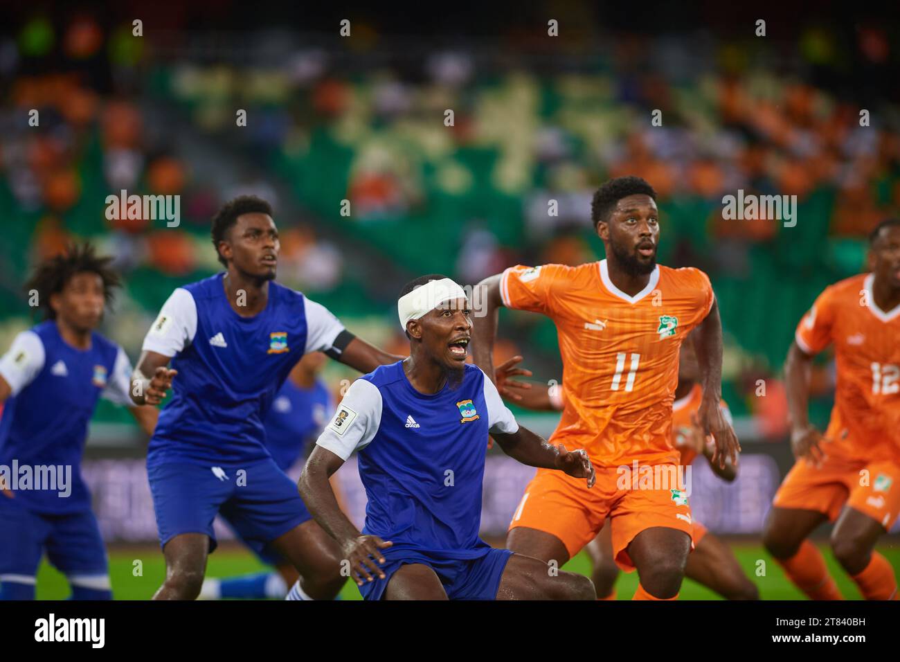 Seychellois and Ivorian players on the Ivorian corner Stock Photo