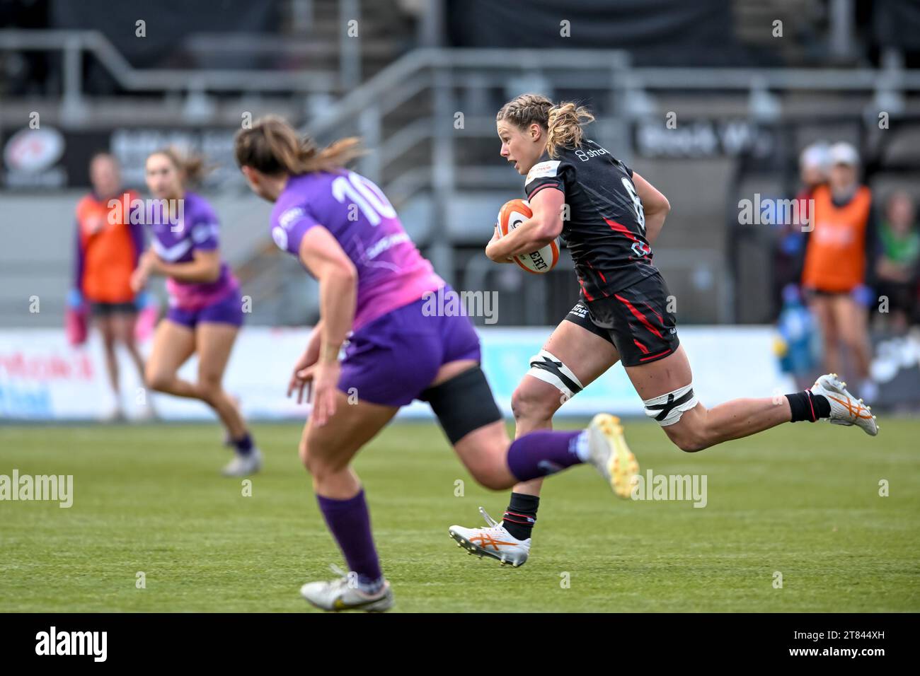 Sophie De Goede of Saracens Women drives forward with the ball during the Womens Allianz Premier 15s match between Saracens Women and Loughborough Lightining at the StoneX Stadium, London, England on 18 November 2023. Photo by Phil Hutchinson. Editorial use only, license required for commercial use. No use in betting, games or a single club/league/player publications. Credit: UK Sports Pics Ltd/Alamy Live News Stock Photo