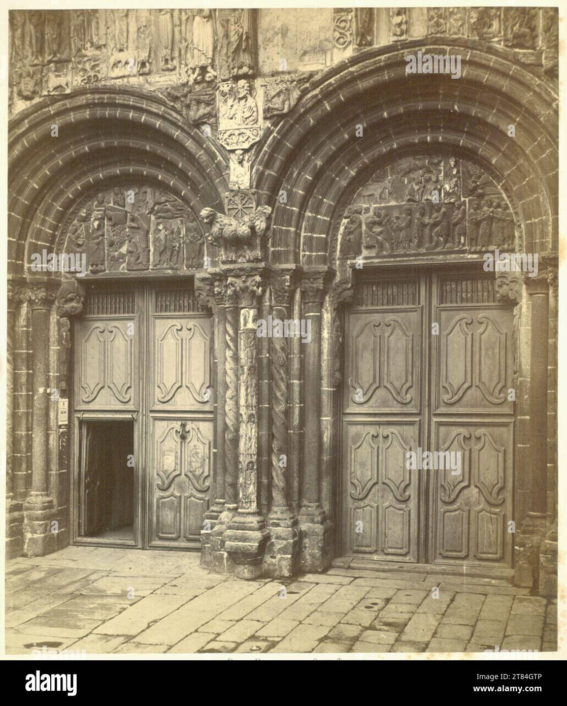 Charles Thurston Thompson Santiago de Compostela: Double Doorway of the South Transept. Albumin paper, on the box box Aufnahme zwischen 27. Juli und 3. September 1866 Stock Photo
