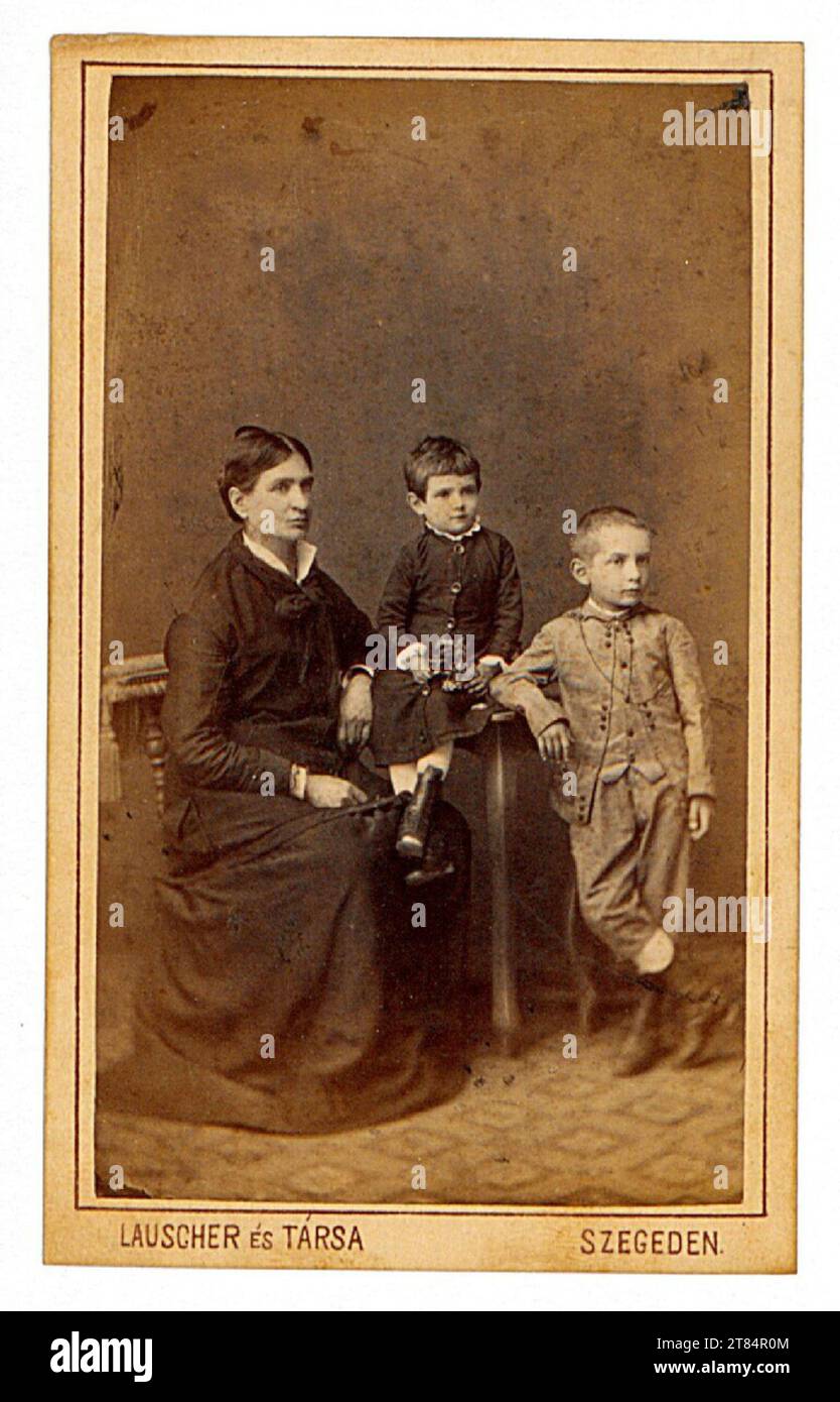 Lauscher und Co Mother with daughter and son. Albuminpapier / Visitformat 1875-1879 , 1875/1879 Stock Photo