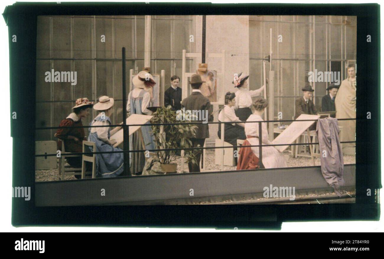 Anonym Insight into a drawing class of the graphic teaching and experimental institution in Vienna. Autochrome, damaged! Shif also, cracks on the side of the side or is loose 1909 , 1909 Stock Photo