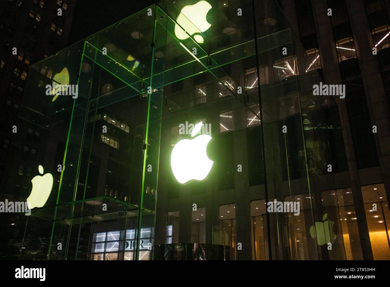Apple underground store hi-res stock photography and images Apple underground store hi-res stock photography and images