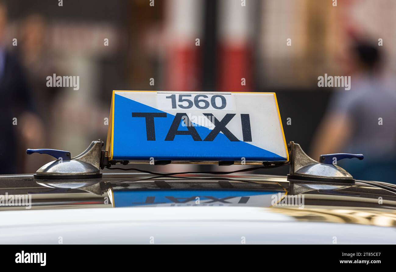 Züri Taxi Ein Schild eines Taxi in der Stadt Zürich. Zürich, Schweiz, 29.10.2022 *** Züri Taxi A sign of a cab in the city of Zurich Zurich, Switzerland, 29 10 2022 Credit: Imago/Alamy Live News Stock Photo