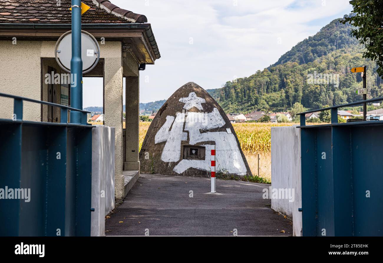 Grenzübergang Schwaderloch Der Grenzübergang Schwadereloch ins deutsche Albbruck ist noch heute mit einem Infanteriebunker aus dem 2. Weltkrieg bestückt. Schwaderloch, Schweiz, 30.08.2022 *** Schwaderloch border crossing The Schwadereloch border crossing into the German Albbruck is still equipped with an infantry bunker from the Second World War Schwaderloch, Switzerland, 30 08 2022 Credit: Imago/Alamy Live News Stock Photo