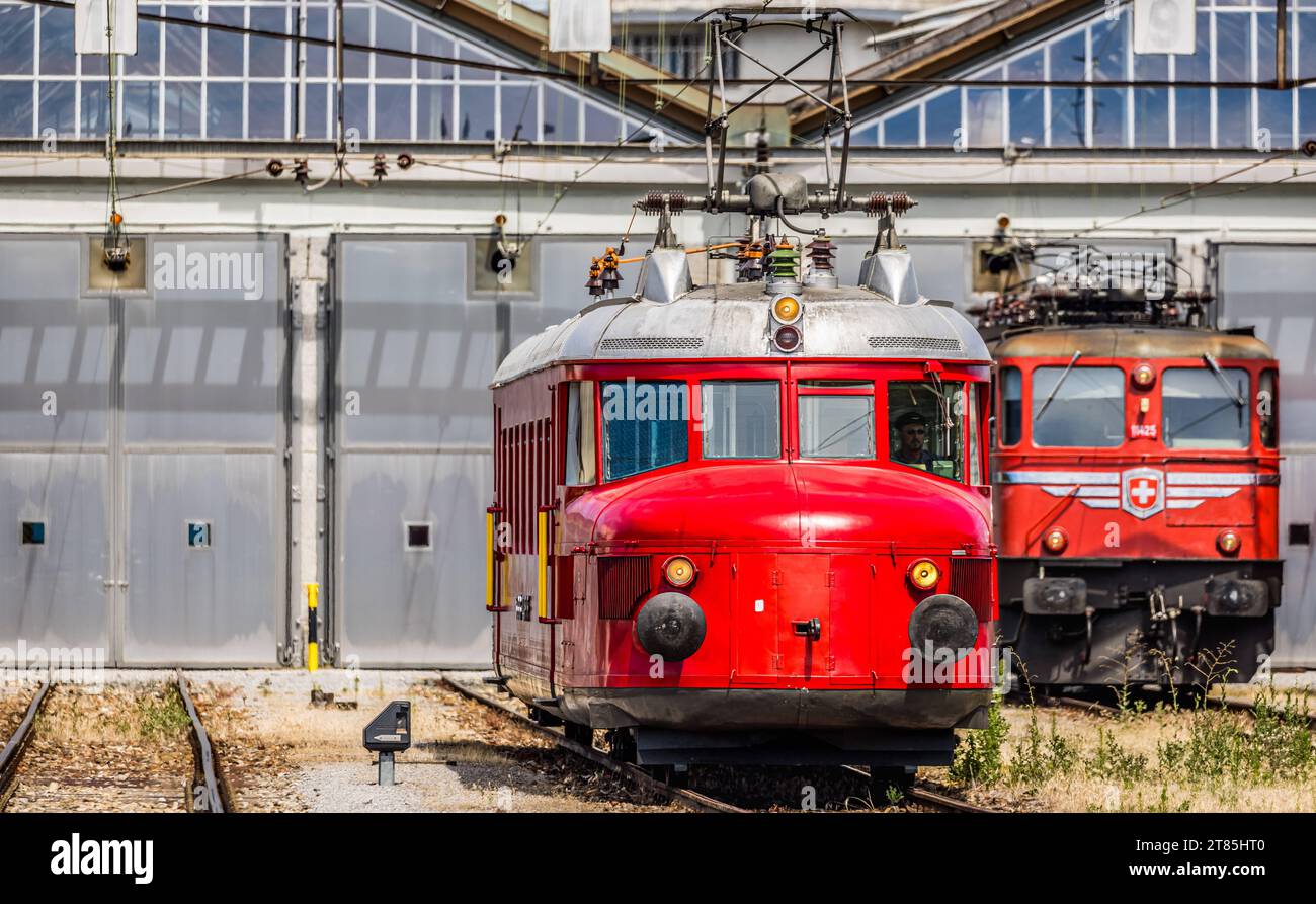 SBB Rae 2/4 1001 Roter Pfeil, SBB Ae 6/6 Vor dem Lokomotivdepot