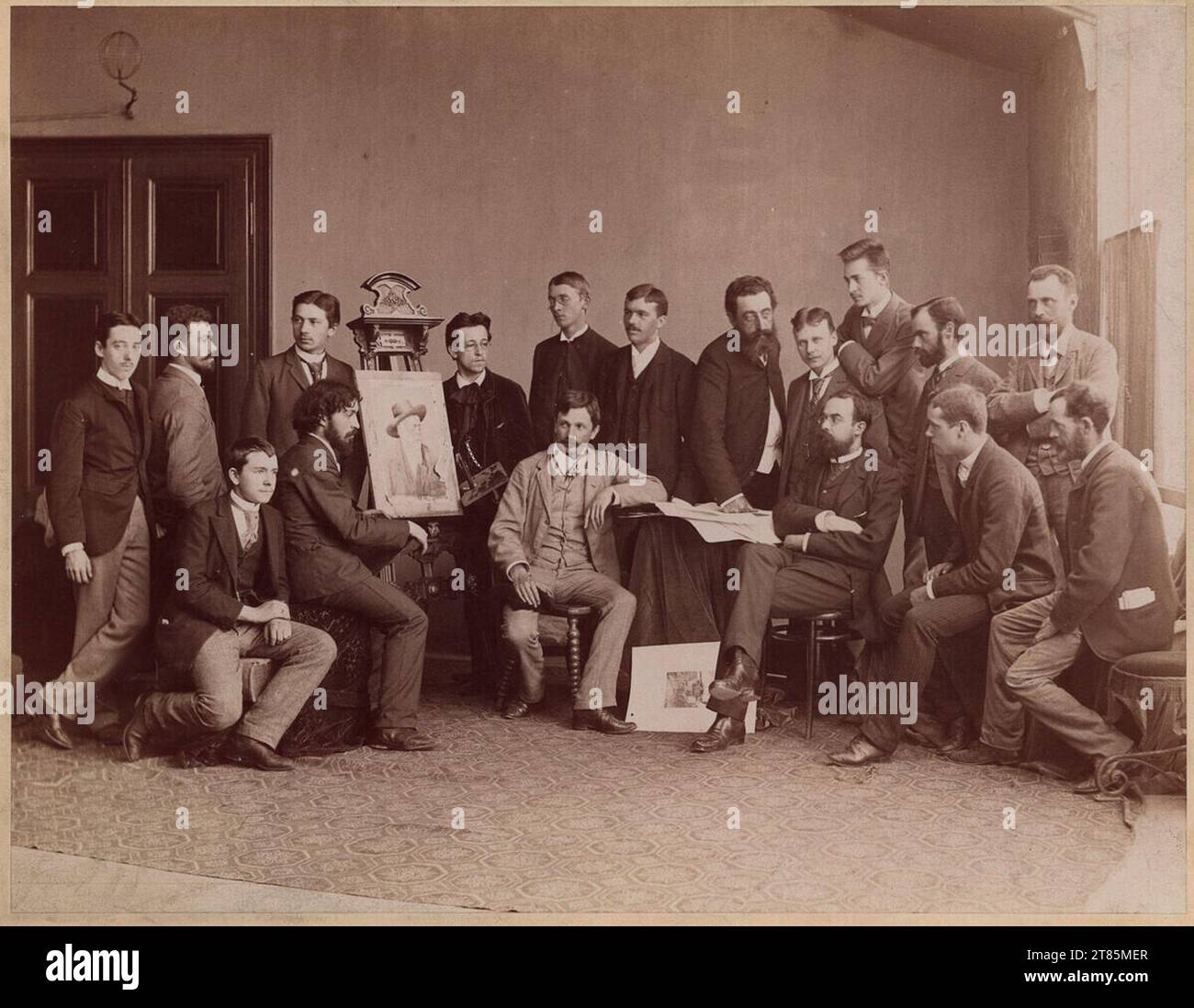 Anonym Josef Maria Eder and Hans Lenhard with students from the 'Second Curses for Photography and Reproduction Process' at the Graphic Teaching and Experimental Institute in Vienna. Albumin paper, on the box box 1890er Jahre Stock Photo
