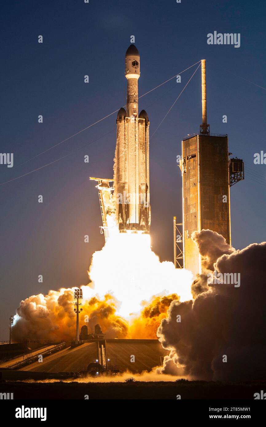 KENNEDY SPACE CENTER, FLORIDA, USA - 15 January 2023 - A SpaceX Falcon Heavy rocket carrying the USSF-67 satellite and some smaller ones, launches off Stock Photo