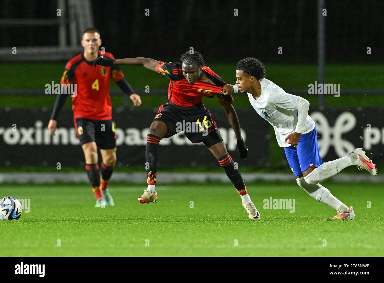 Tubize, Belgium. 18th Nov, 2023. Joseph Nonge Boende (16) of Belgium pictured being pulled by the shirt by Therence KOUDOU (20) of France during a friendly soccer game between the national under 20 teams of Belgium and France on Saturday 18 November 2023 in Tubize, Belgium . Credit: sportpix/Alamy Live News Stock Photo