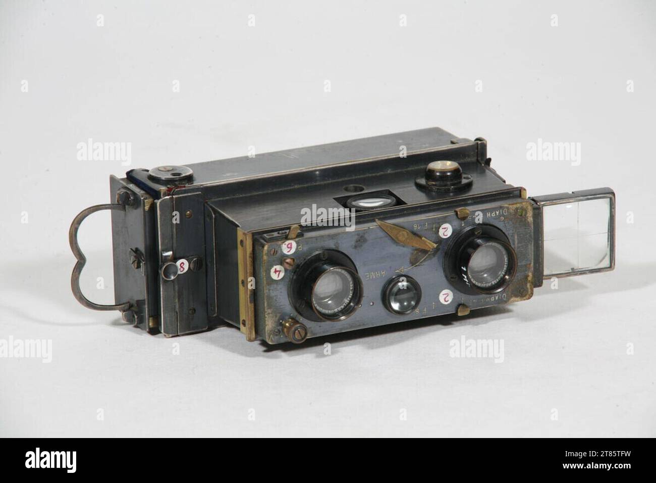Jules Richard (Produzent in) Stereo camera 'Verascope'-45 x 107 mm, with two Zeiss Tessar lenses, No. 108496/491, f:/ 54 mm, sliding-blind F: 4.5, 16.8; Closure pneumatically continuously regulated by approx. 1/2 ' - 1/100'; Change magazine for 12 plates and film pack cassette. Metal around 1915 Stock Photo