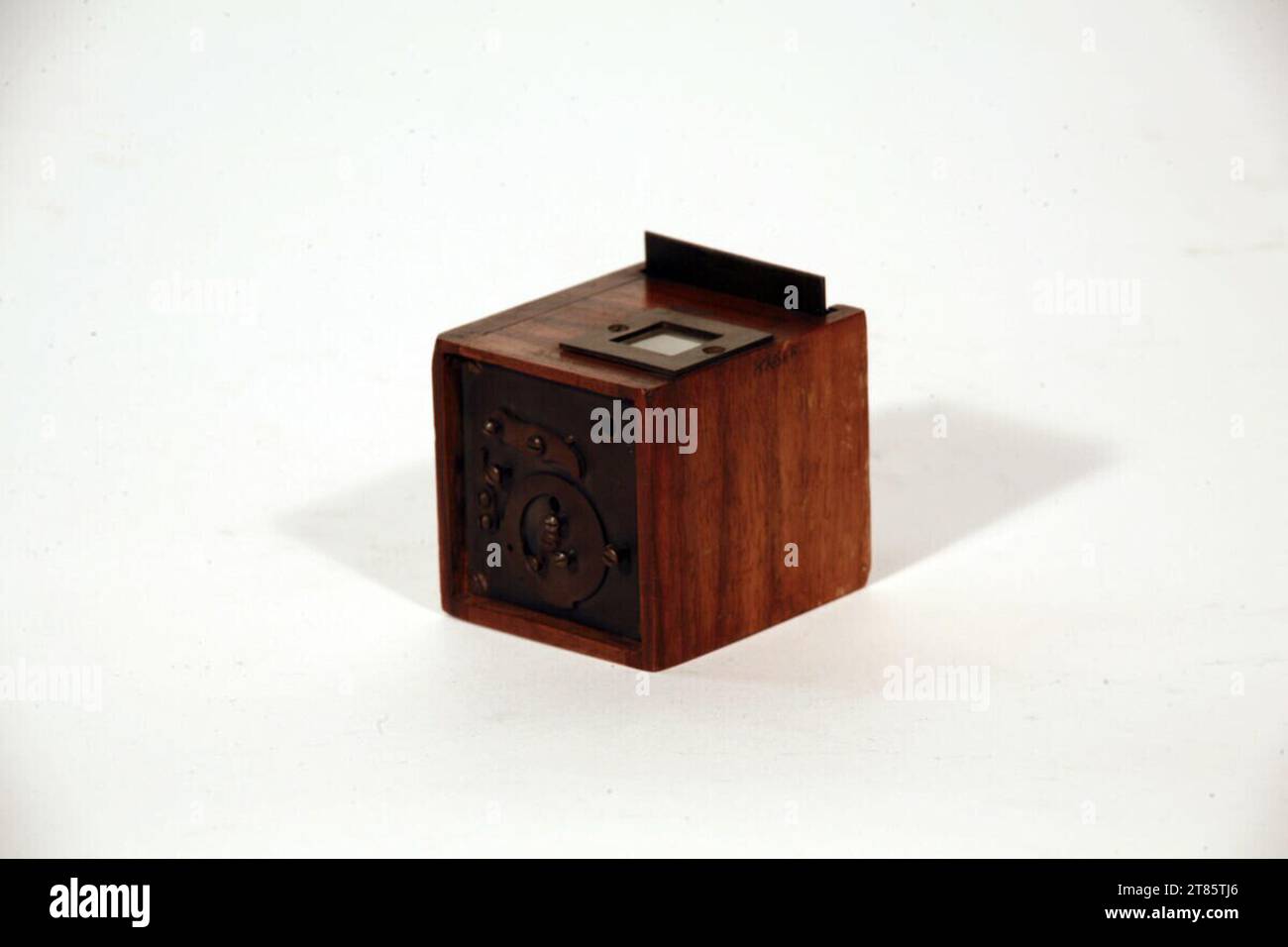Anton Tischler (Produzent in) Mini camera made of wood - 4 x 4 cm. Wood ...
