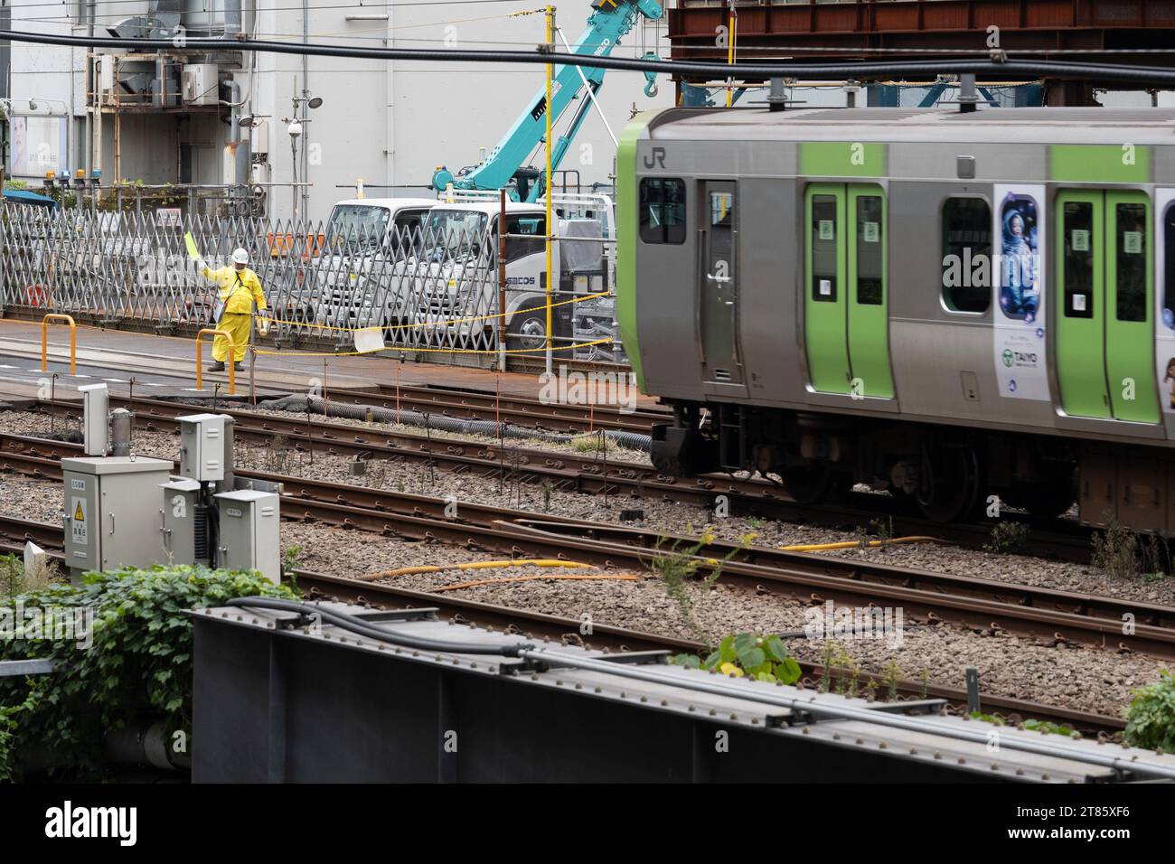 Tokyo, Japan. 18th Nov, 2023. A flagger slows down an Osaki-bound ...