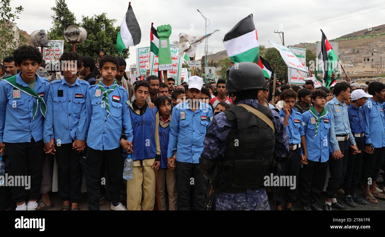 Yemenis chanting slogans during a protest in support of Palestinians on November 18, 2023, amid ongoing battles between Israel and the Palestinian Hamas movement in Gaza Stock Photo