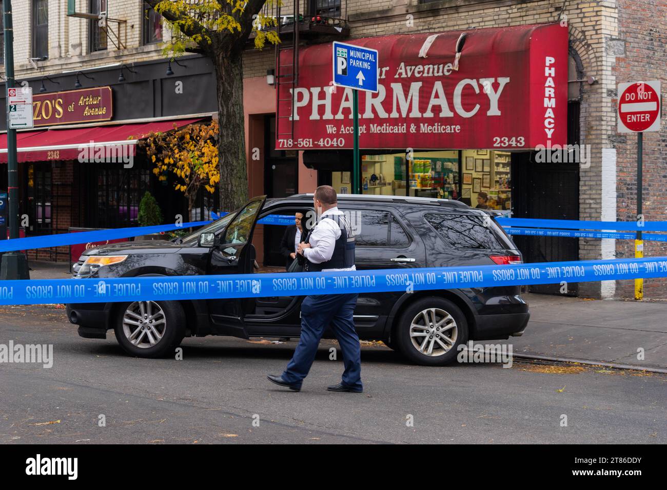 Bronx, USA. 18th Nov, 2023. Bronx homicide detectives investigate the